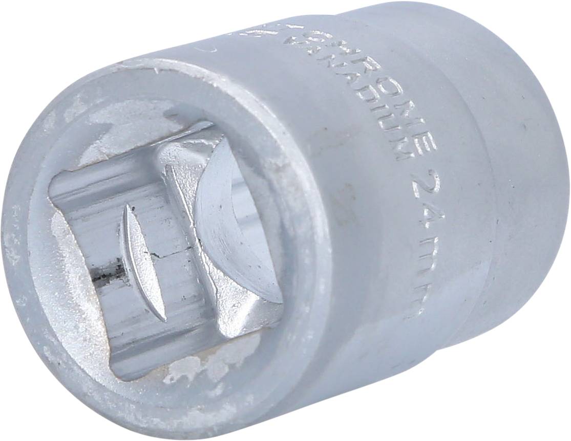 Ein silberfarbener Steckschlüsseleinsatz aus Metall mit einer sechskantigen Öffnung. Geeignet für Arbeiten mit Schrauben und Muttern.