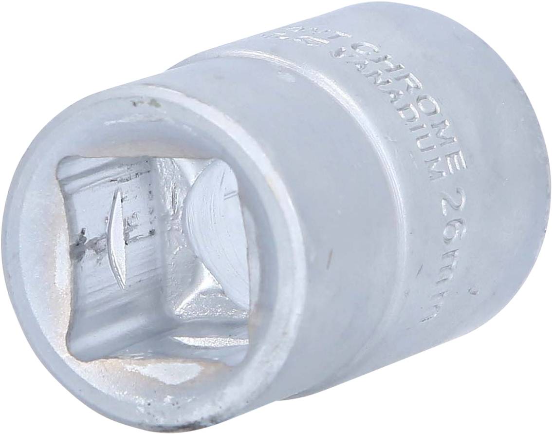 Ein silberner Steckschlüsseleinsatz mit quadratischer Öffnung und eingeprägter Größenangabe. Das Werkzeug ist metallisch und zylindrisch.