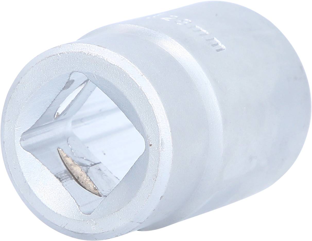 Eine silberne Stecknuss mit quadratischer Öffnung. Geeignet für Schraubenschlüssel und Ratschen zum Befestigen von Muttern und Schrauben.