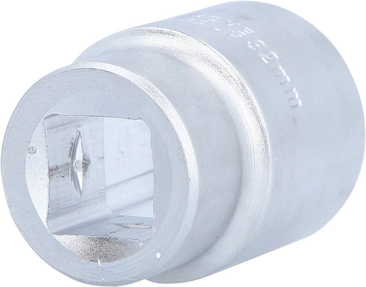 Eine silberne Stecknuss mit quadratischer Öffnung und eingeprägter Aufschrift '32 mm', zur Verwendung mit einem Steckschlüssel.