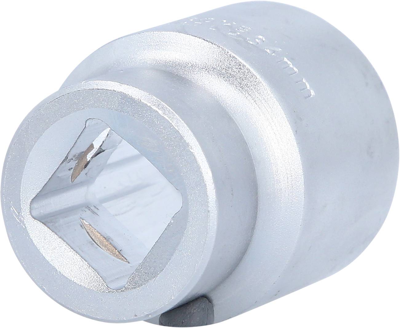 Metallische Stecknuss mit quadratischer Aufnahme, geeignet für Ratschen oder Drehmomentschlüssel, verwendet im Handwerk und Mechanik.