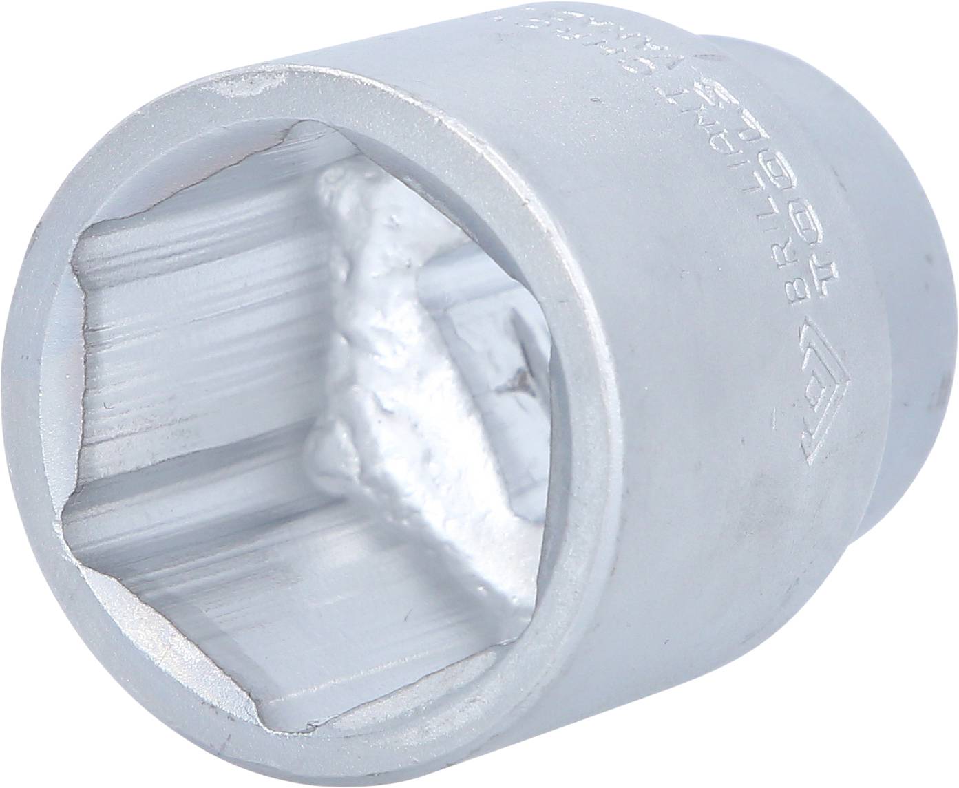 Ein silberfarbener Steckschlüsseleinsatz, zylindrisch mit sechseckiger Öffnung, geeignet für Muttern und Schrauben.