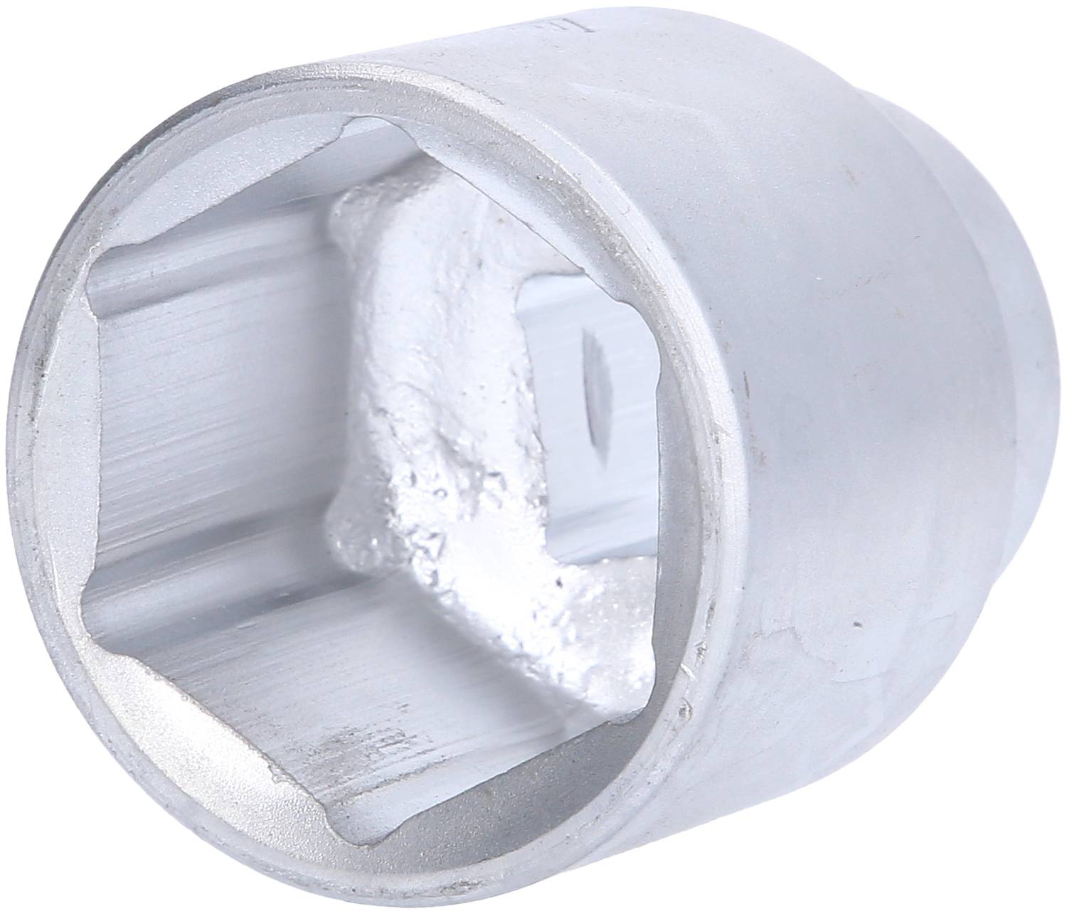 Ein silberner Steckschlüsselaufsatz, zylindrisch mit sechskantigem Innenprofil, geeignet zum Festziehen oder Lösen von Schrauben.