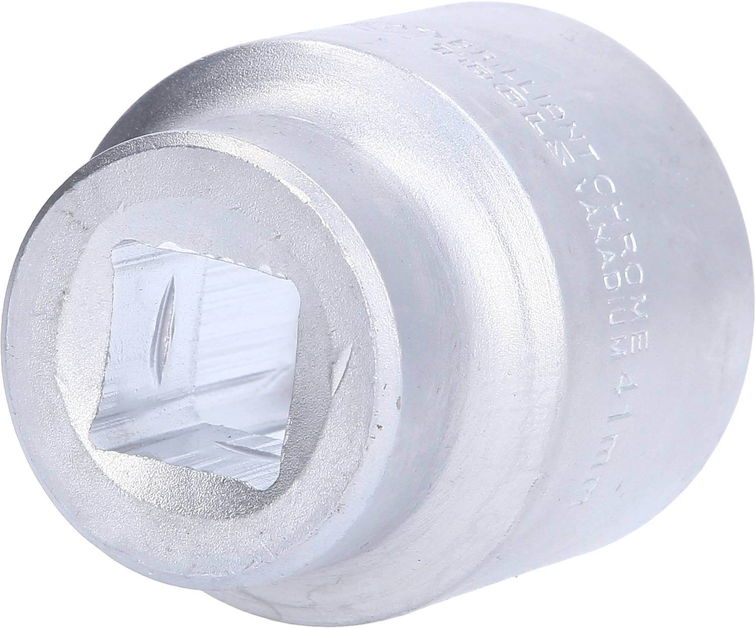 Ein silberfarbener Steckschlüsseleinsatz für einen Vierkantantrieb. Der Einsatz ist robust und für schwere Arbeiten geeignet.