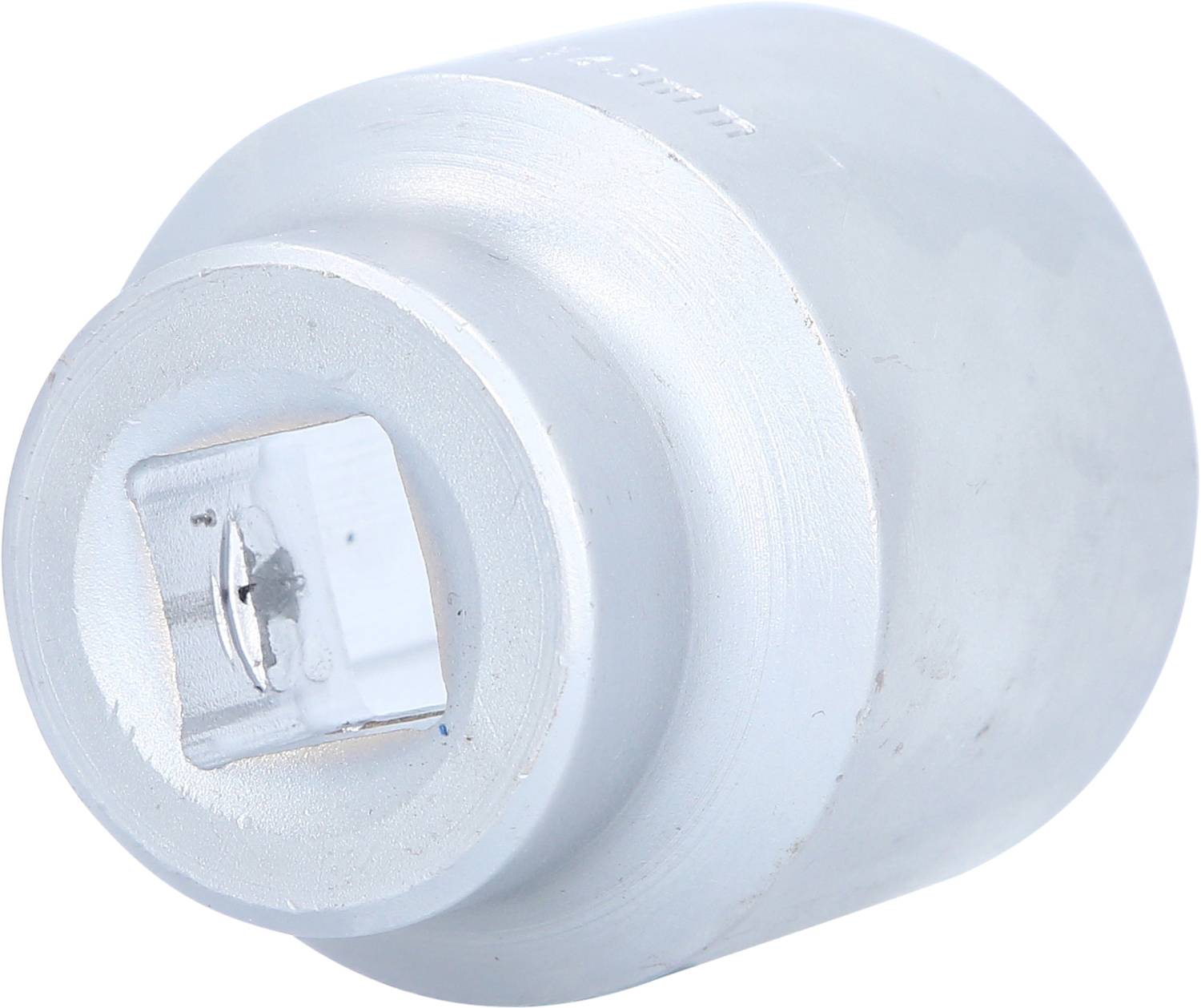 Ein silberner Metallaufsatz mit quadratischer Öffnung, typischerweise für die Verwendung mit Ratschenwerkzeugen.