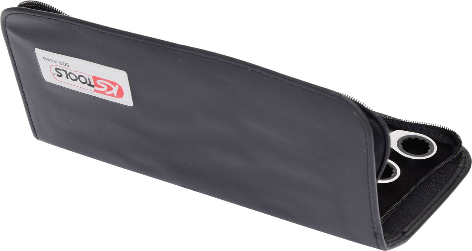 Schwarzes Etui mit Reißverschluss, teilweise geöffnet. Darin sind Werkzeuge sichtbar. Auf dem Etui befindet sich ein 'KS Tools'-Logo.