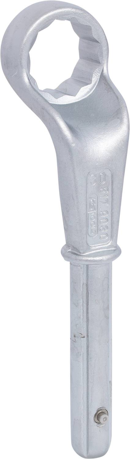 Ein silberner Ratschenschlüssel mit einem ringförmigen Kopf und einem kurzen Griff, geeignet für mechanische Arbeiten.