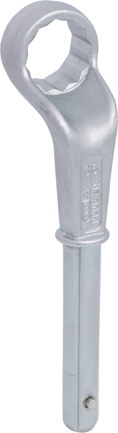 Ein silberfarbener Ringschlüssel mit einem geraden Griff, verwendet zum Anziehen oder Lösen von Schrauben.