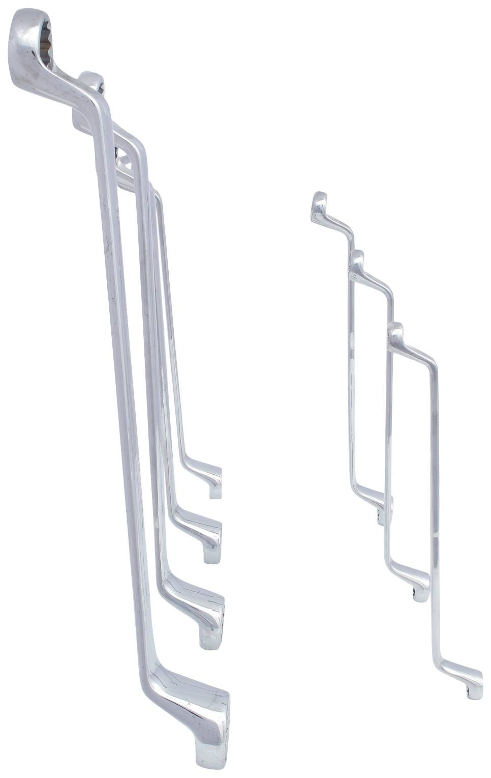 Zwei Sätze von weißen Fahrradflaschenhalterungen in unterschiedlichen Größen, die nebeneinander stehen.