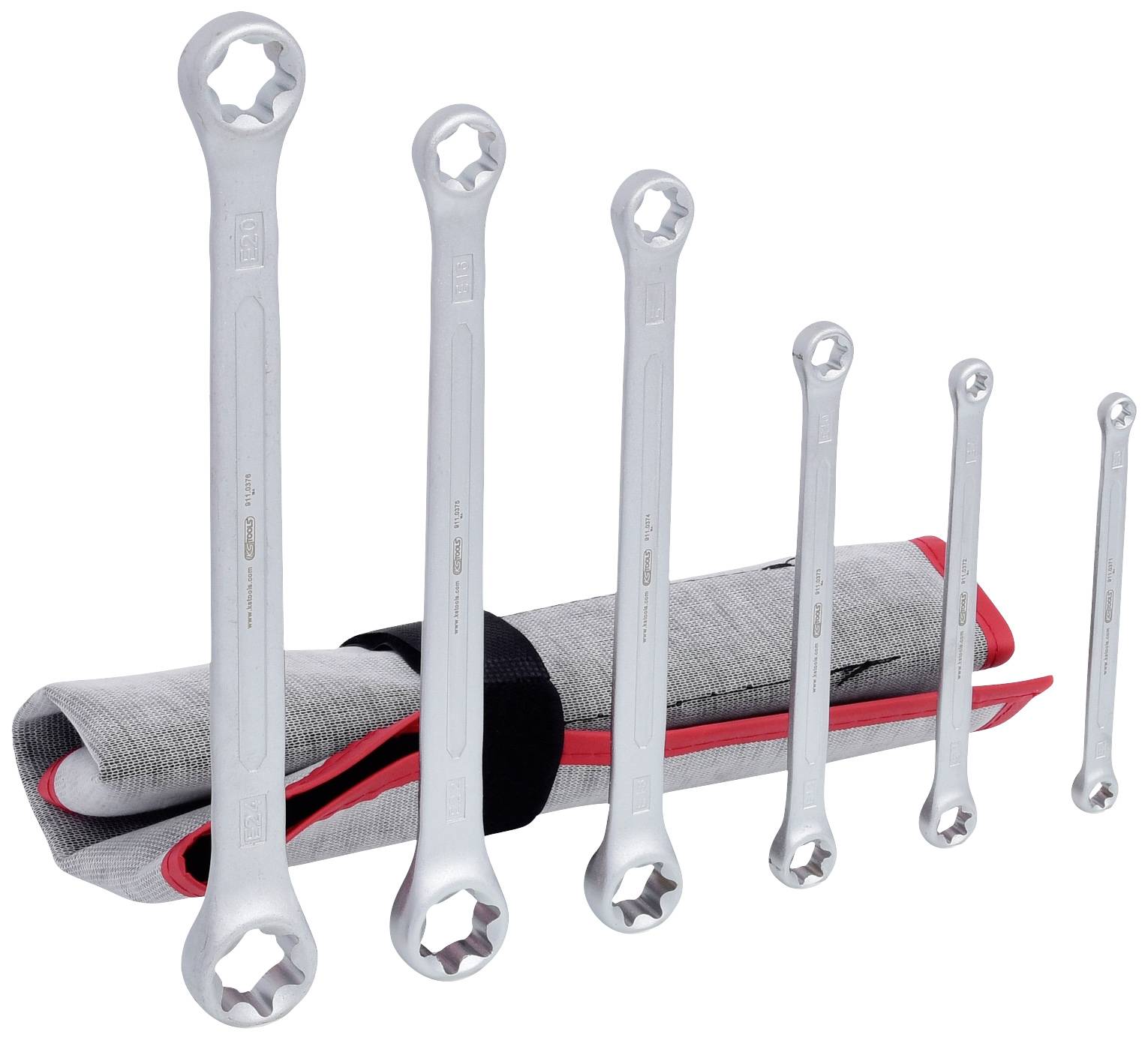 Sechs silberne Schraubenschlüssel verschiedener Größen nebeneinander, mit einer zusammengerollten grauen Werkzeugtasche im Hintergrund.