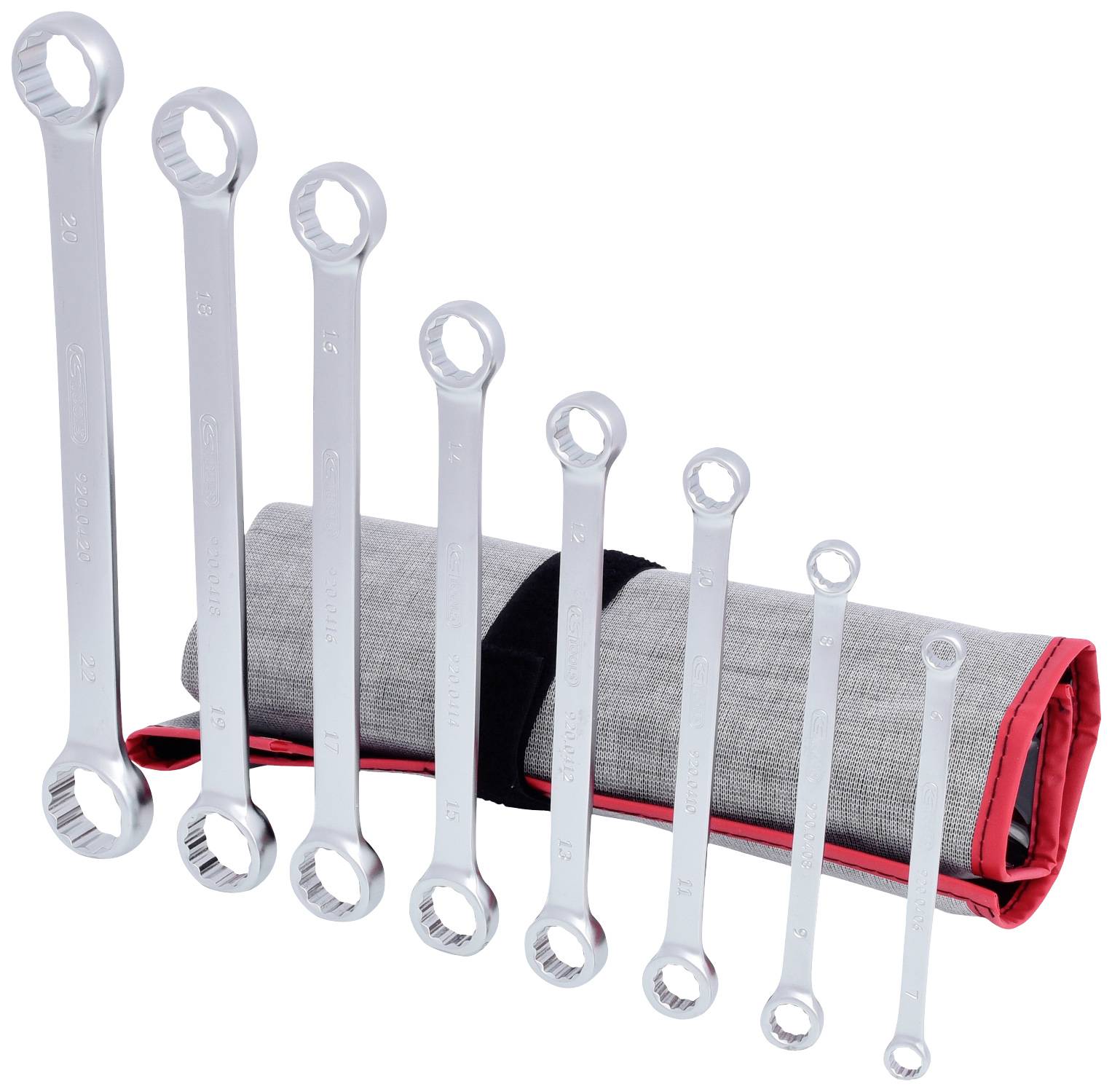 Ein Satz Ringschlüssel verschiedener Größen liegt vor einer zusammengerollten Werkzeugtasche.