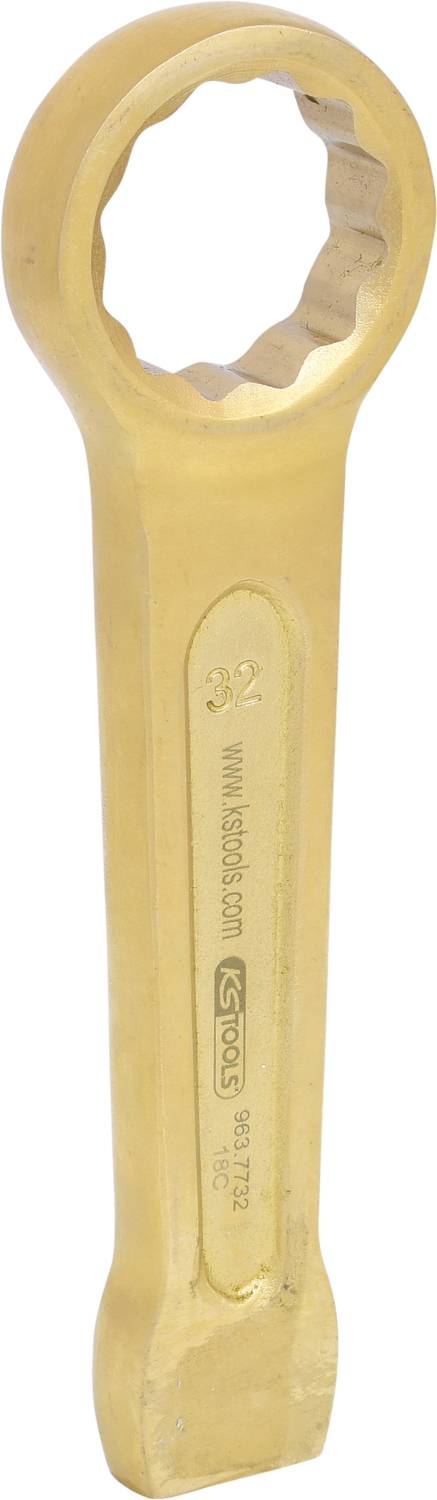 Ein goldfarbener Ringschlüssel mit der eingravierten Größe '32' auf dem Griff.