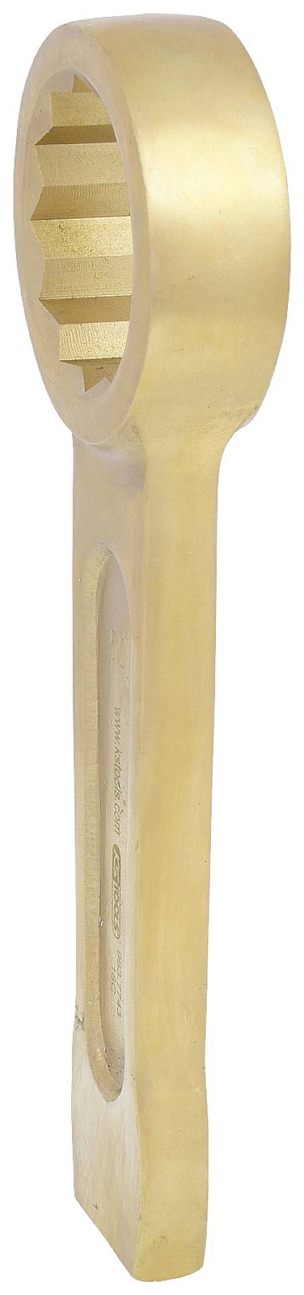 Ein goldener Ringschlüssel, lang und robust, wahrscheinlich aus Metall, mit einem gezahnten Innenring, stehend in seitlicher Ansicht.