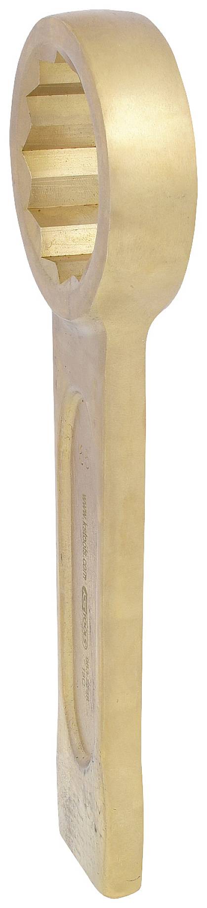 Ein großer, goldener Schraubenschlüssel aus Metall, in der Form eines Ringschlüssels, leicht angewinkelt abgebildet.