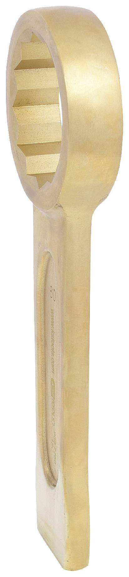 Ein großer, goldfarbener Ringschlüssel mit einem langen Griff, gezeigt aus einem schrägen Winkel.