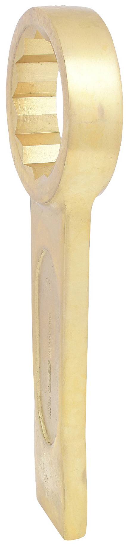 Ein großer, goldfarbener Ringschlüssel mit einem langen Griff aus Metall und gezahnten Innenkanten für besseren Halt beim Drehen von Muttern.