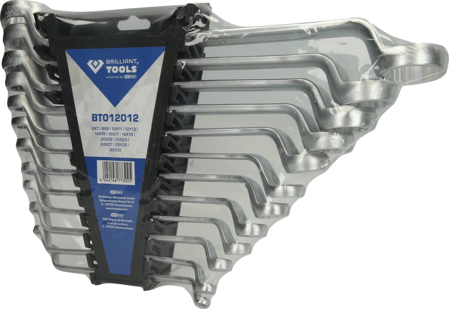 Ein Set von neun offenen Ringschlüsseln aus Metall, gestaffelt von klein nach groß, mit einem Etikett in der Mitte des Bildes.