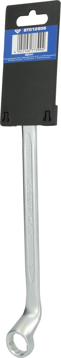 Ein silberner Maulschlüssel mit schrägem Kopf, aufgehängt an einer Verpackung mit blauem Etikett und Barcode.