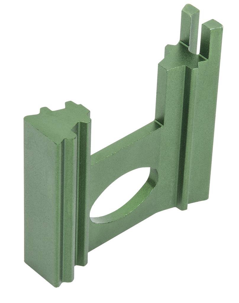 Grünes, metallisches Bauteil mit rechteckiger Form und zentralem kreisförmigem Loch, möglicherweise ein Halter oder eine Befestigungskomponente.