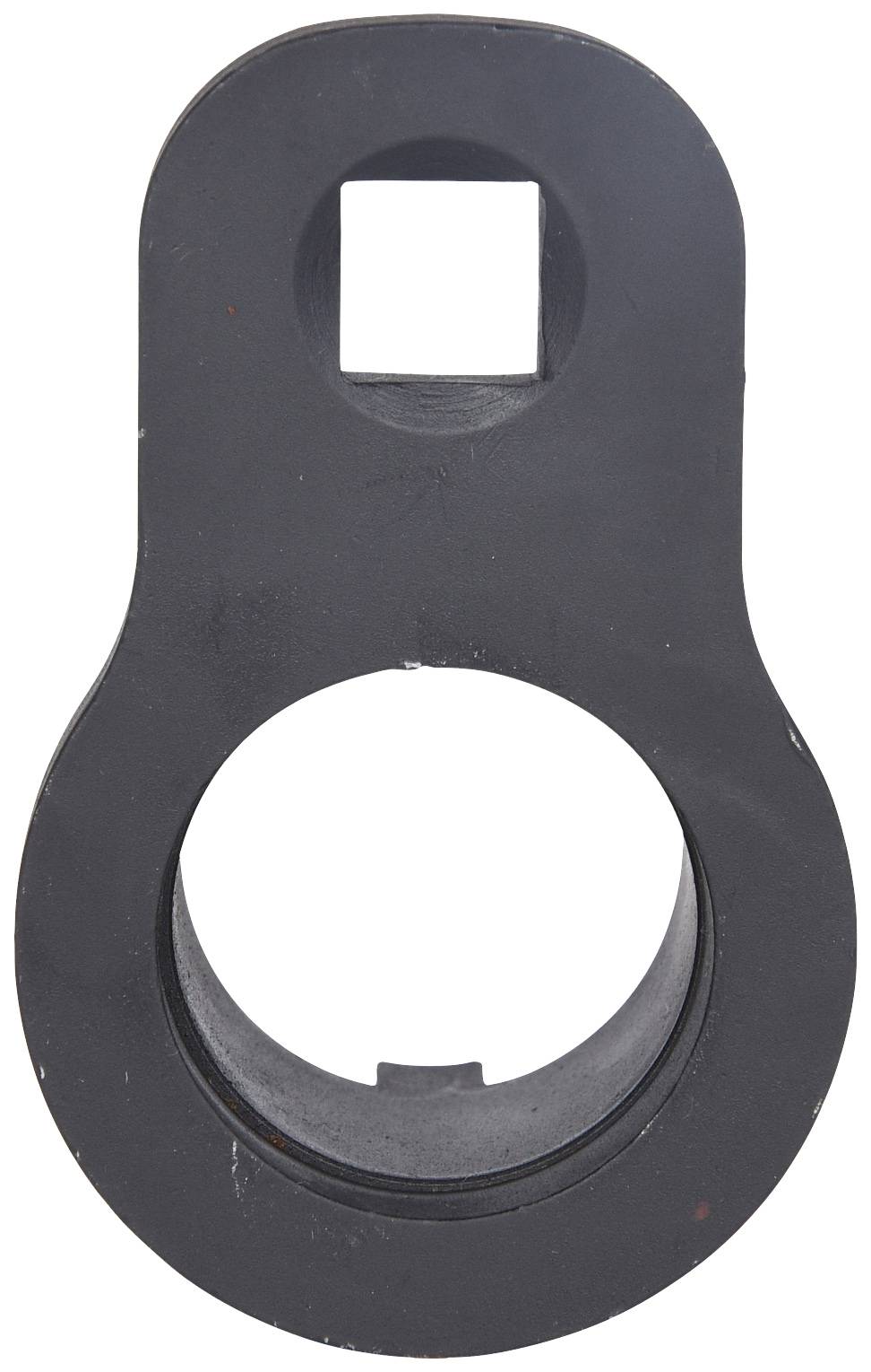 Eine schwarze, ovale Metallplatte mit zwei unterschiedlich großen kreisförmigen Öffnungen in der Mitte, wahrscheinlich ein Maschinenteil.