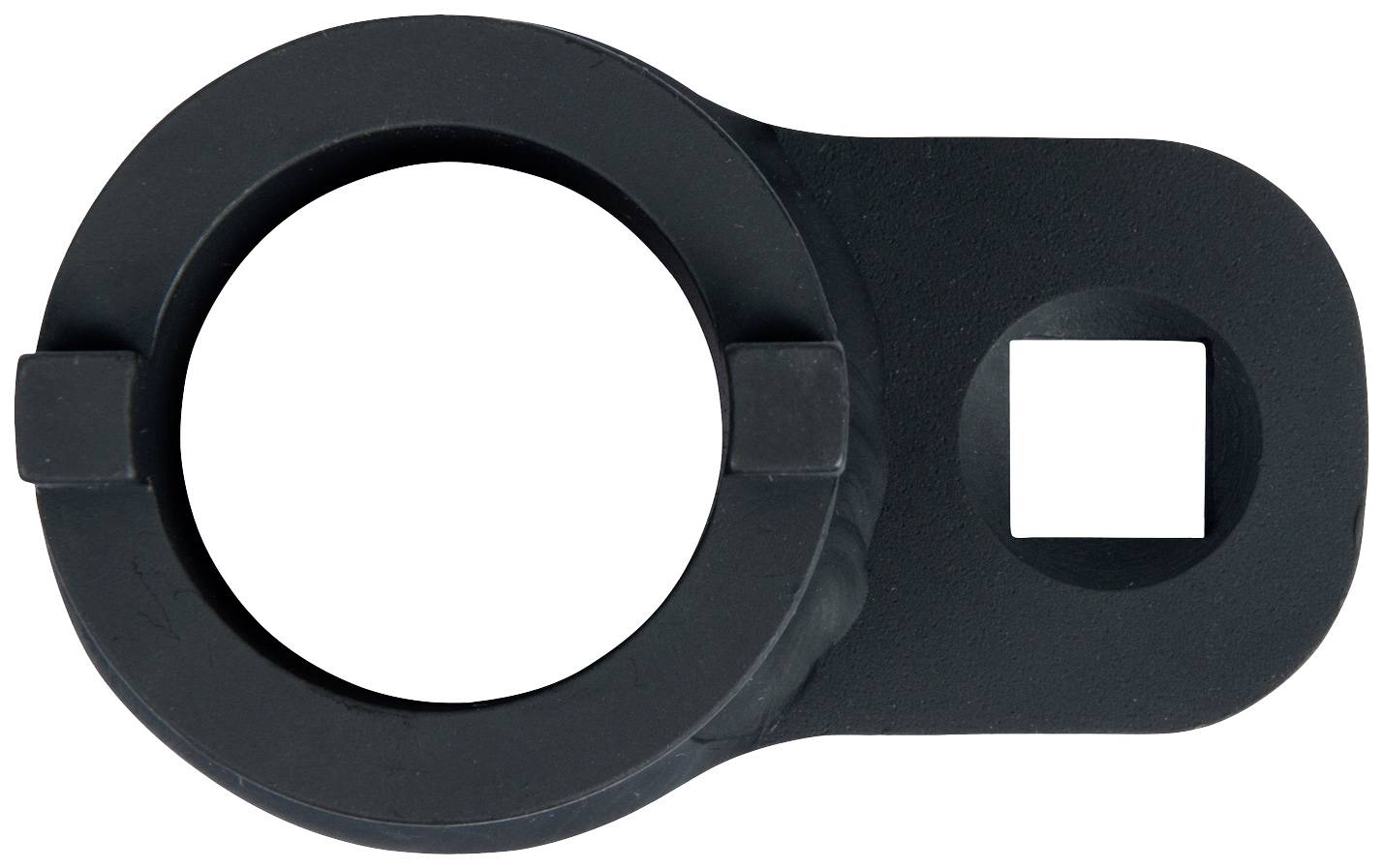 Ein schwarzes, flaches Metallwerkzeug mit einem großen runden und einem kleinen quadratischen Loch, wahrscheinlich zum Einspannen oder Verbinden.