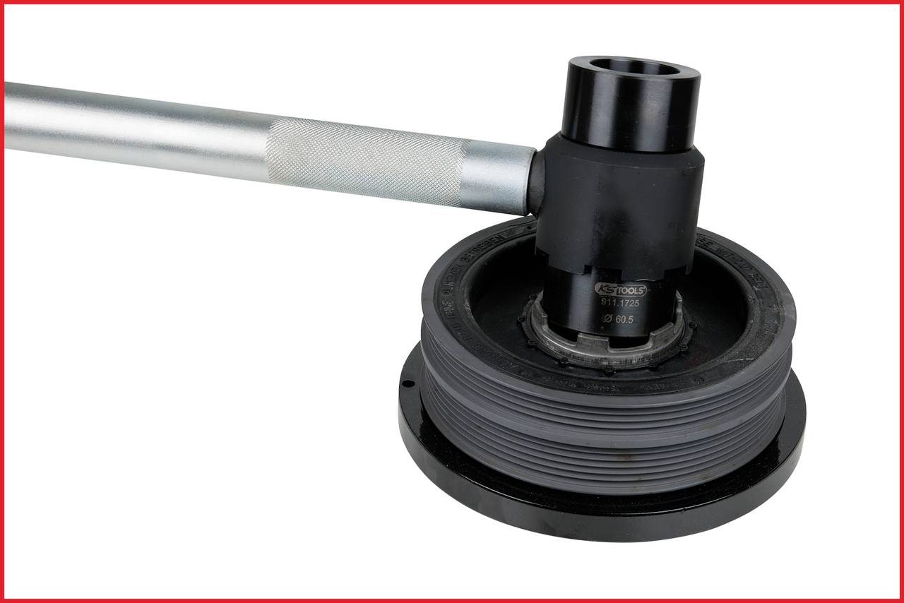 Schwarz-graues mechanisches Werkzeug mit langem Griff, möglicherweise ein Teil einer Maschine oder zum Lösen fester Verbindungen gedacht.