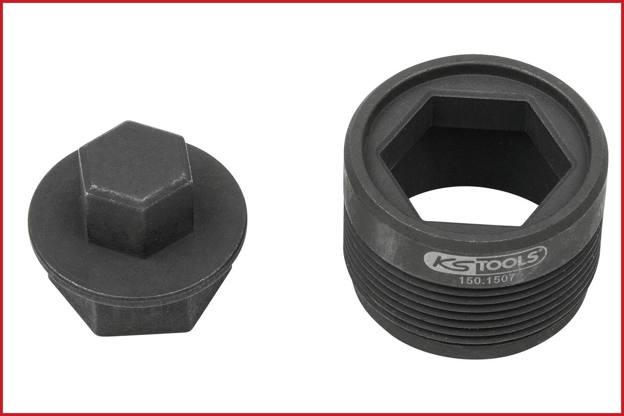 Zwei schwarze Werkzeuge aus Metall auf weißem Hintergrund. Links ein hexagonaler Adapter, rechts eine runde Steckverbindung mit hexagonalem Innenraum.