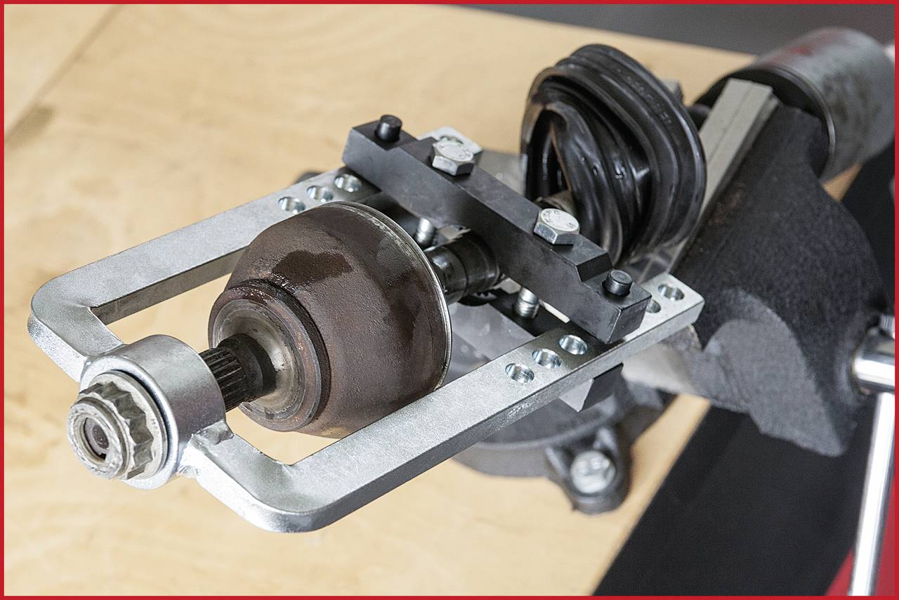 Maschine, die eine Metallplatte bearbeitet. Der Hauptfokus liegt auf dem rotierenden Teil, das mit Befestigungsschrauben gesichert ist.