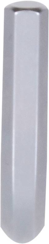 Ein langer, silberner, sechseckiger Metallstab steht vertikal mit einer glatten Oberfläche.