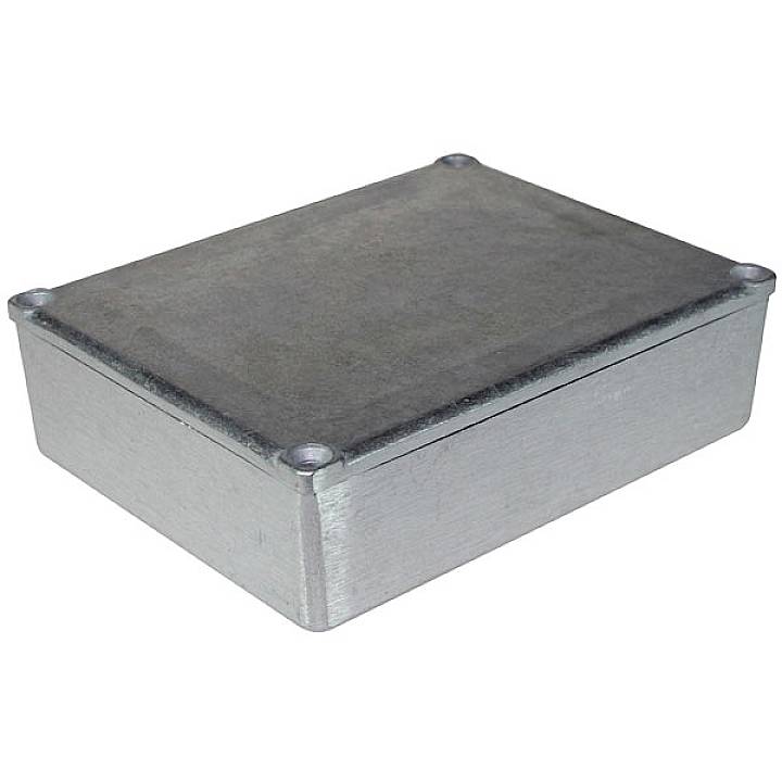 Metallisches rechteckiges Gehäuse mit Schrauben an den Ecken, verwendet zur Unterbringung von elektronischen Bauteilen.