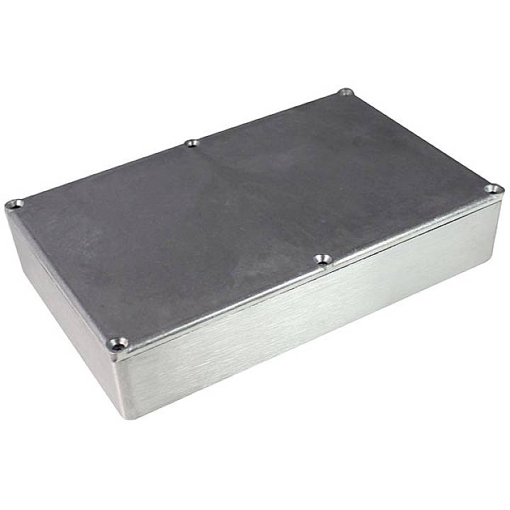 Rechteckiges, flaches Metallgehäuse mit abgerundeten Ecken und sichtbaren Schrauben an den Ecken.