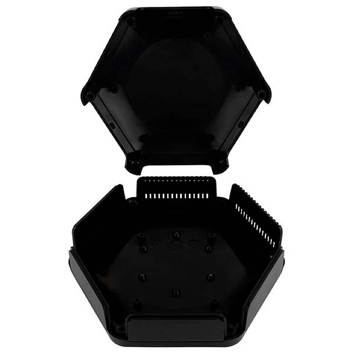 Sechseckige, schwarze Kunststoffbox mit offenem Deckel, innen flache Oberfläche, Löcher und seitliche Lüftungsschlitze.