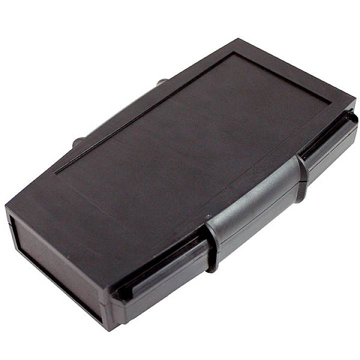 Eine schwarze, rechteckige Box mit einem Griff an der Oberseite und seitlichen Verschlüssen. Sie sieht tragbar und stabil aus.