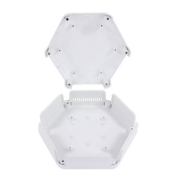 Geöffnetes, sechseckiges, leeres Kunststoffgehäuse, wahrscheinlich für technische oder elektrische Geräte.