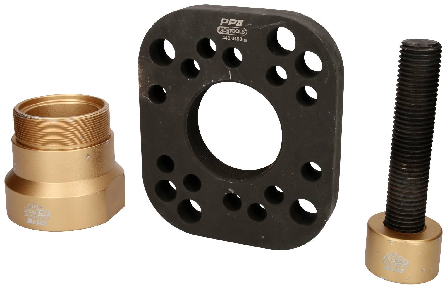 Drei Metallwerkzeuge: ein Adapter, eine Scheibe mit Löchern und eine Schraube mit festem Kopf. Sie sind für mechanische Anwendungen geeignet.