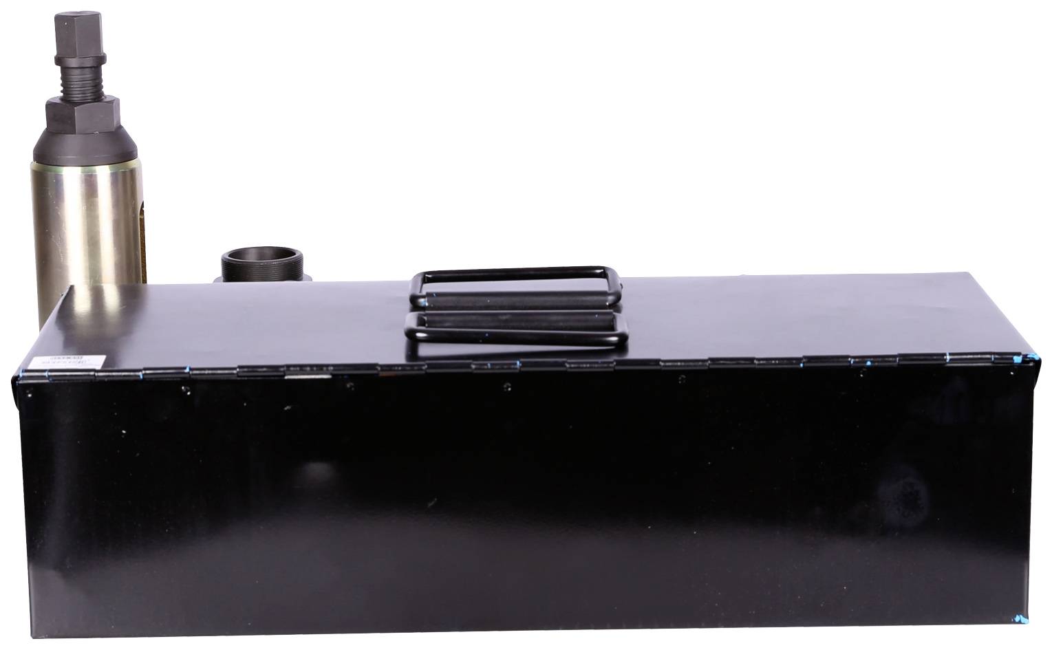 Ein rechteckiges, schwarzes Metallgehäuse mit einem Griff auf der Oberseite, daneben ein zylindrisches Metallteil.