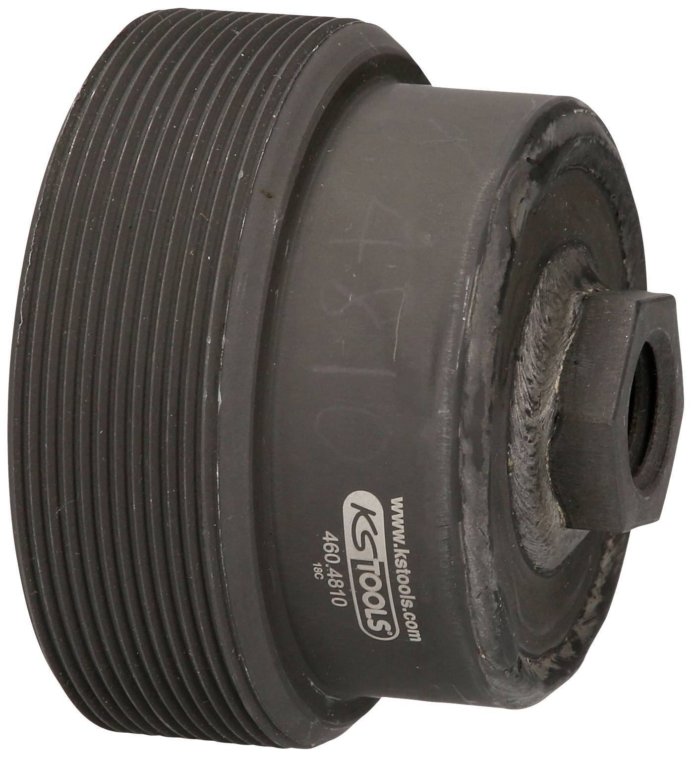Ein schwarzer, zylindrischer Ölfilter-Schlüssel aus Metall mit geriffelter Außenseite und einer Sechskantöffnung für Ratschenantrieb.