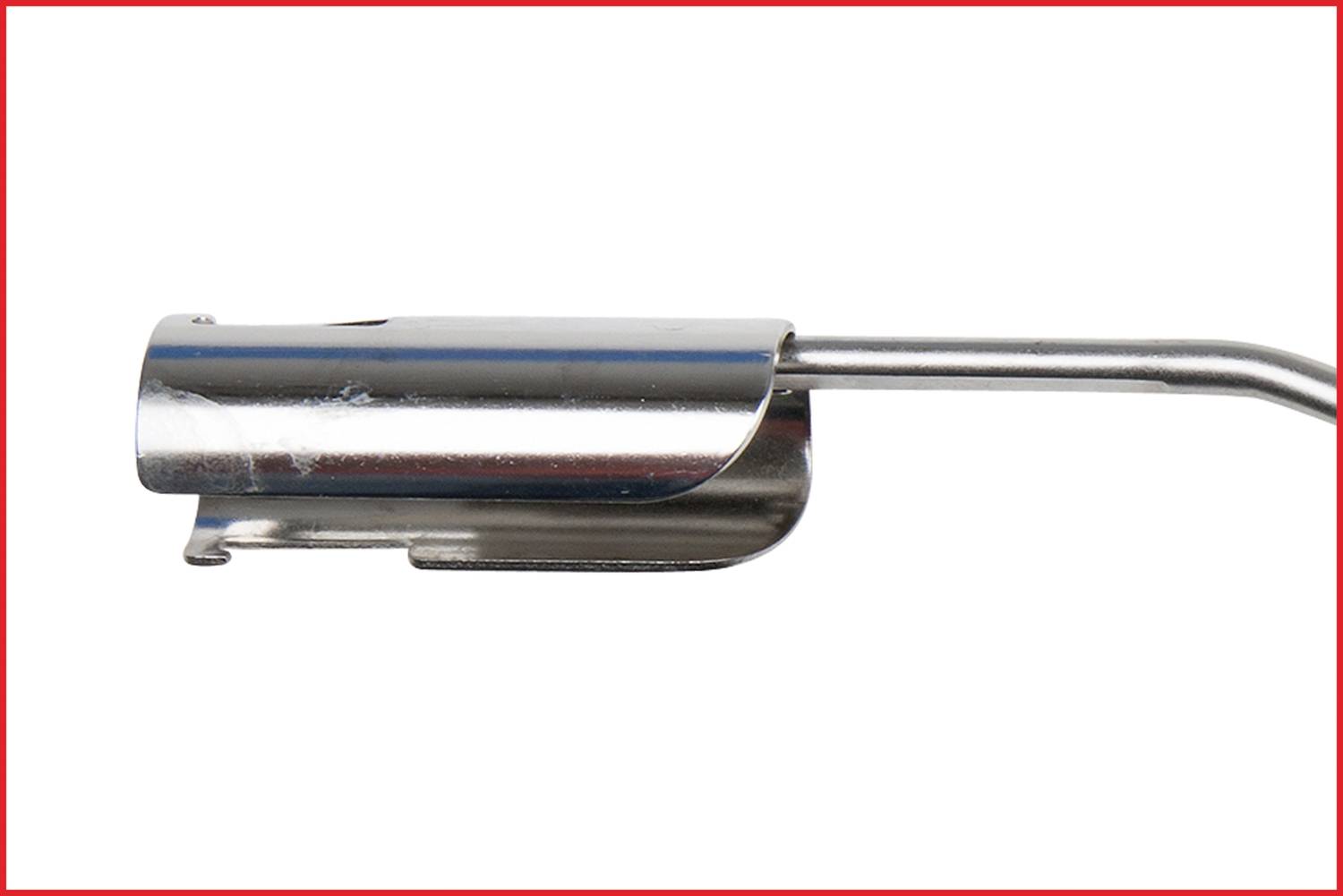 Metallisches Rohrwerkzeug mit glatter, zylindrischer Form und leicht gebogenem Griff vor weißem Hintergrund.