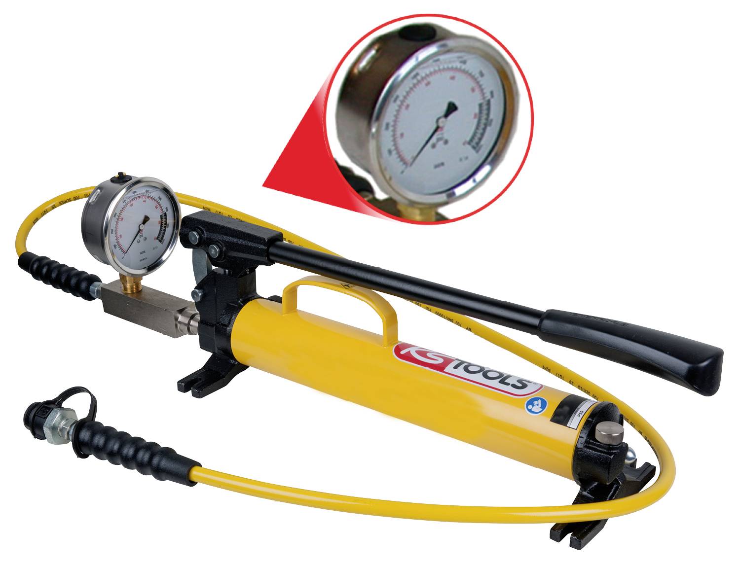 Gelb-schwarze hydraulische Handpumpe mit Manometer. Nahaufnahme zeigt Druckanzeige im Detail.