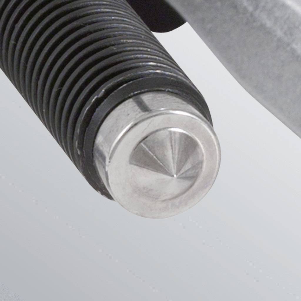 Nahaufnahme eines Metallbolzens mit spiralförmigem Gewinde und abgeflachtem Ende. Er ist in einen metallischen Gegenstand eingeschraubt.