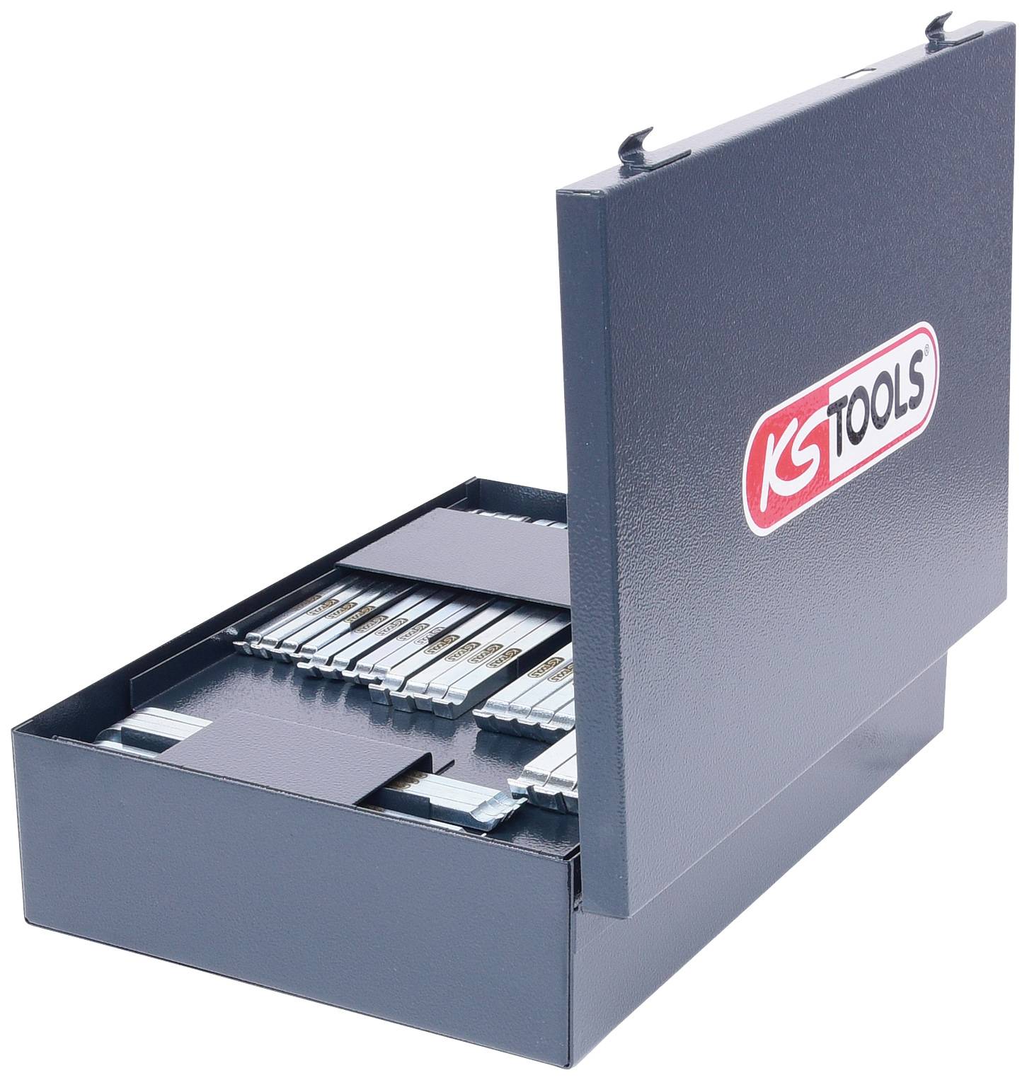 Ein offener Werkzeugkasten von KS TOOLS zeigt speziell geordnete Werkzeuge. Der Kasten ist blau und mit dem Markenlogo versehen.