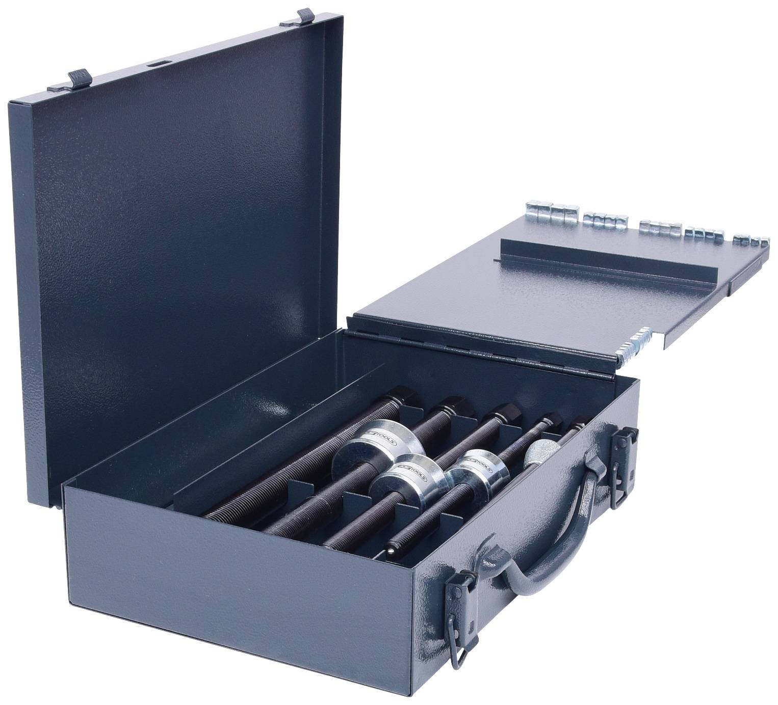 Ein offener Metallkoffer mit Griff, der mehrere schwarze stabile Rohre mit silbernen Endkappen enthält.