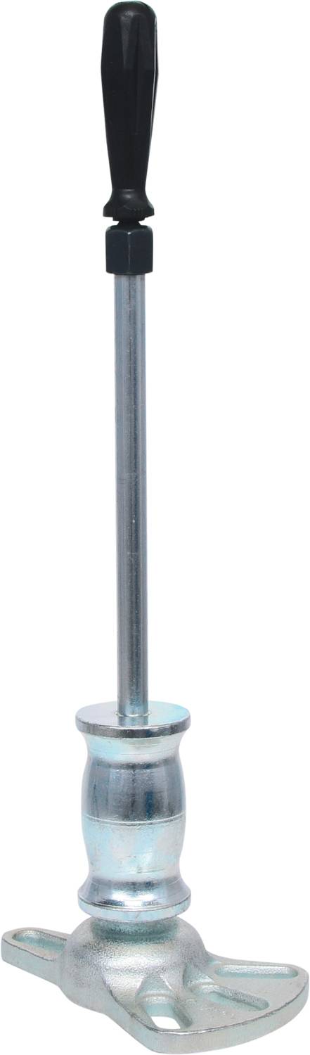 Metallischer Ständer mit schwarzem Griff und langer Stange, verwendet zum manuellen Antrieb von Maschinen oder Geräten.