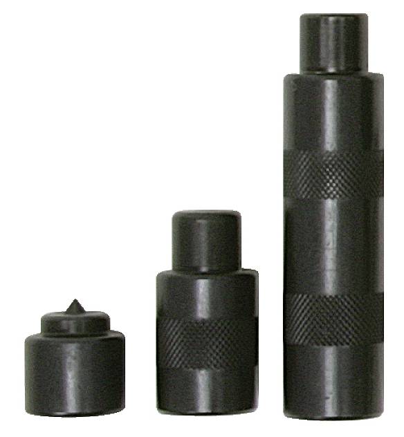 Drei schwarze Metallstempel in verschiedenen Größen stehen nebeneinander.