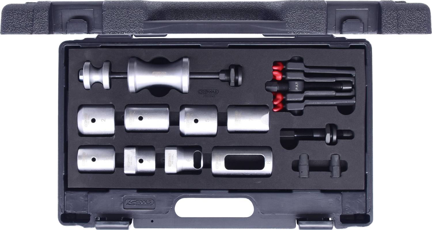 Ein geöffneter Werkzeugkoffer mit verschiedenen Autoreparaturwerkzeugen, darunter Metallhülsen und ein roter Griffaufsatz.