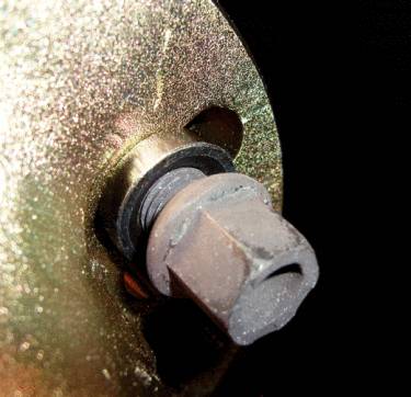 Nahaufnahme eines abgenutzten Metallzahnrads mit Rost. Der Fokus liegt auf den beschädigten Zähnen und dem allgemeinen Zustand des Zahnrads.