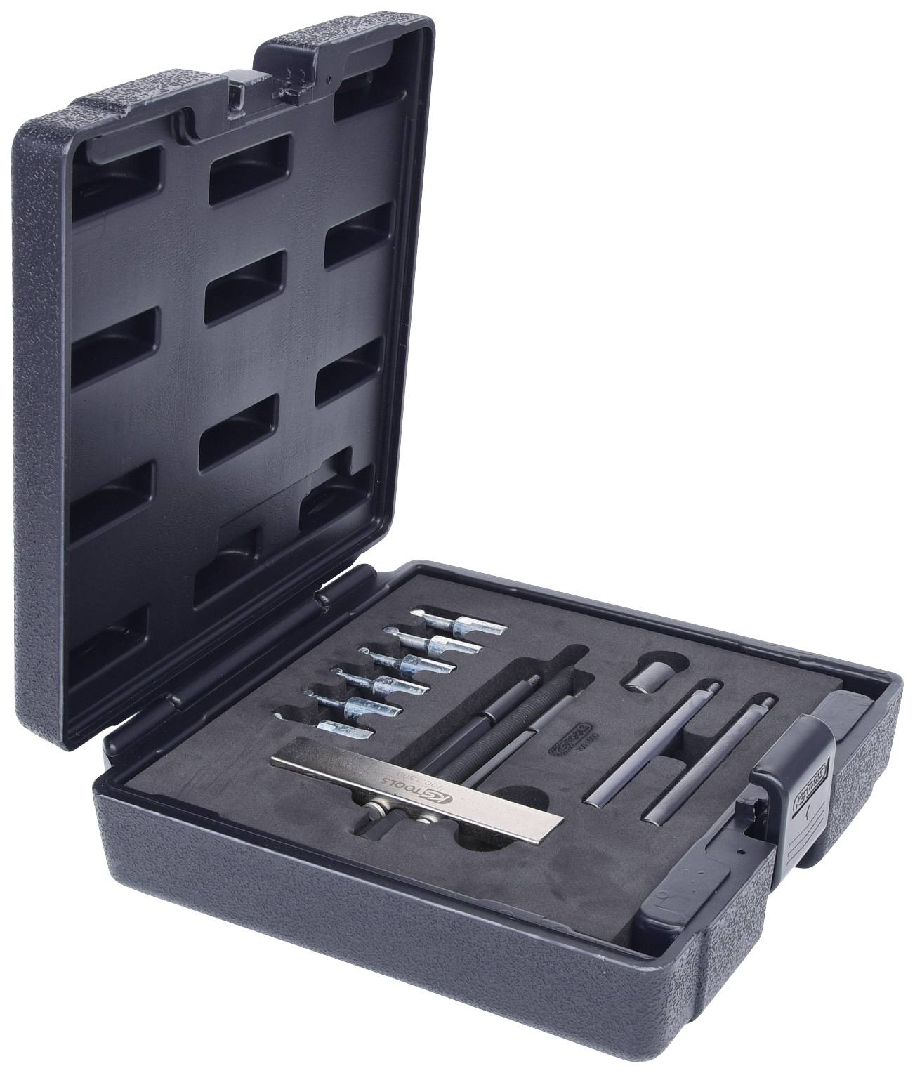 Ein offener Werkzeugkoffer mit unterschiedlichen Metallwerkzeugen und Aufsätzen in einer geformten Schaumstoffeinlage.