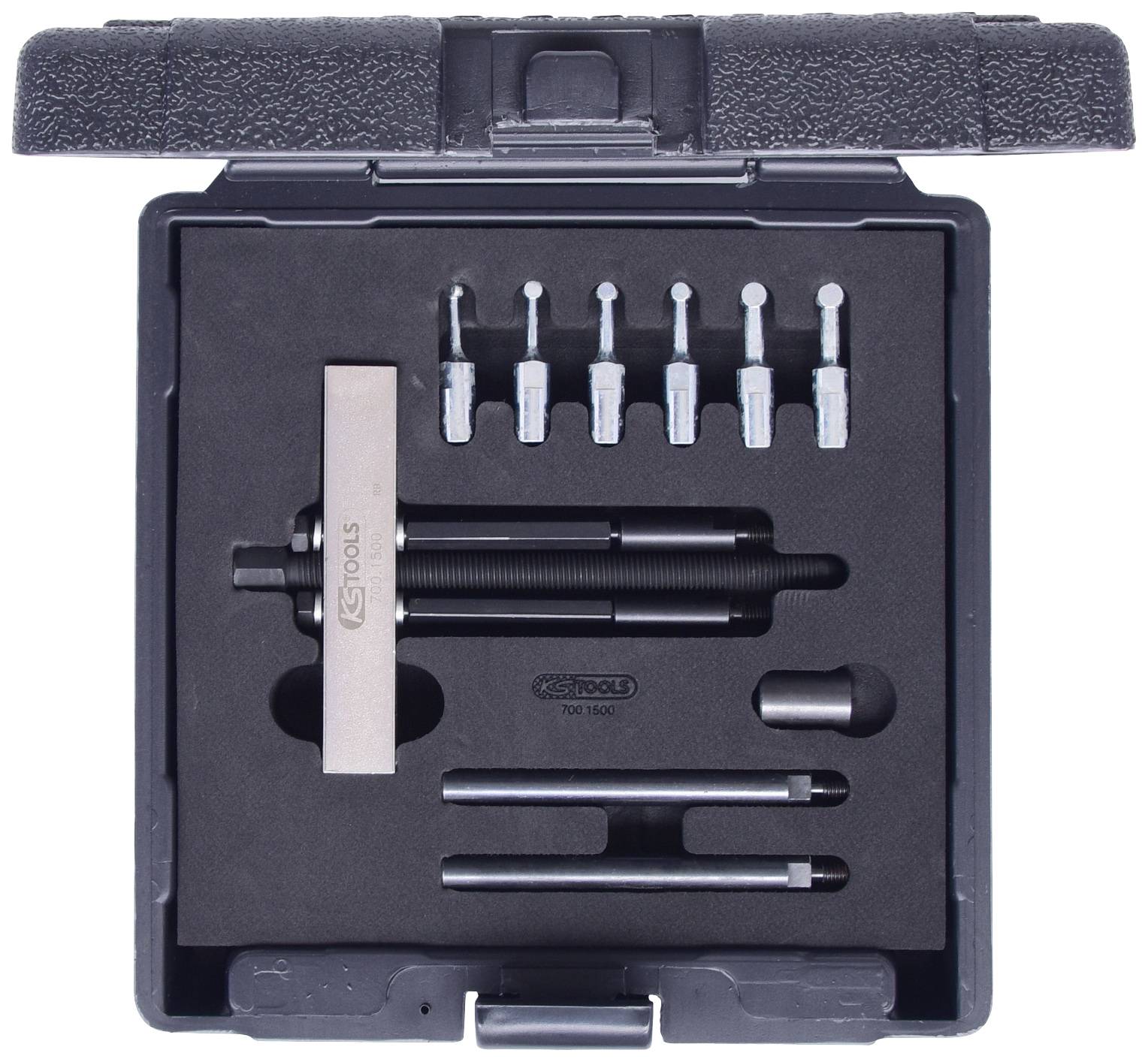 Ein offener Werkzeugkoffer mit einem Abzieher-Set, bestehend aus verschiedenen Aufsätzen und Griffen, sauber in Schaumstoff eingelegt.