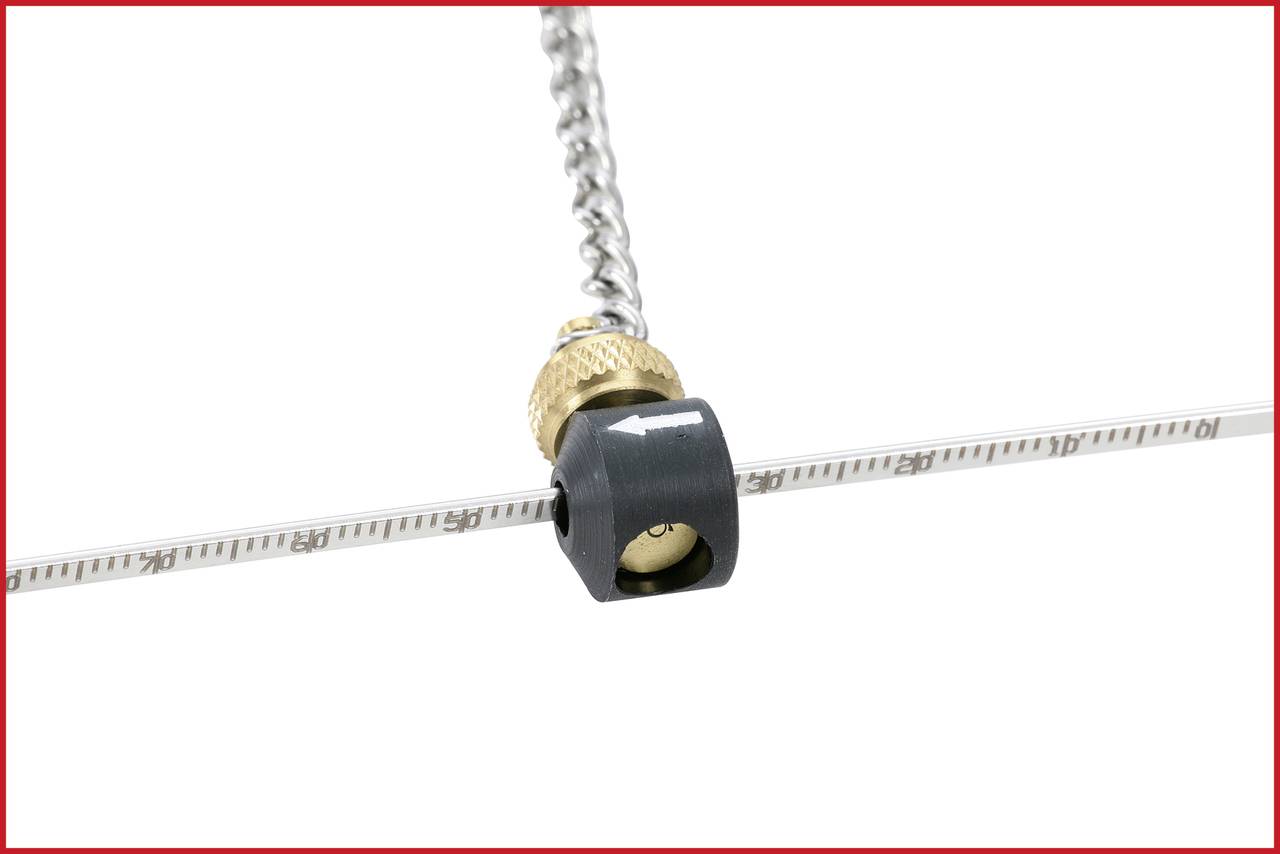 Ein Draht mit einer Skala, befestigt an einem Metallstab mit einer goldenen Klemme und einem schwarzen Verbindungsstück.