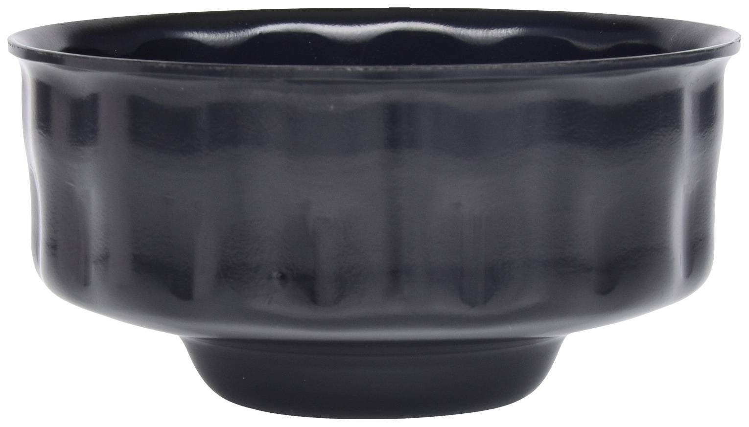 Eine schwarze Keramikschale mit gewelltem Rand und glatter Oberfläche, frontal abgebildet.